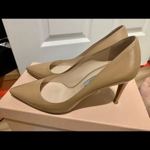 Prada pointed toe pump size 37